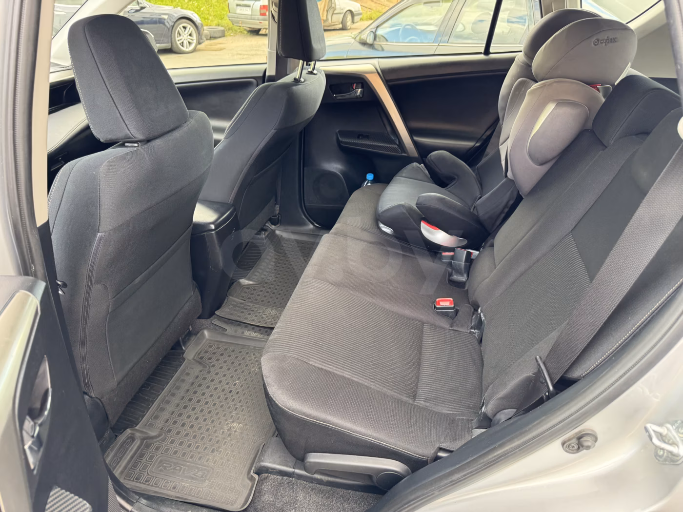 Toyota RAV4 фото 8