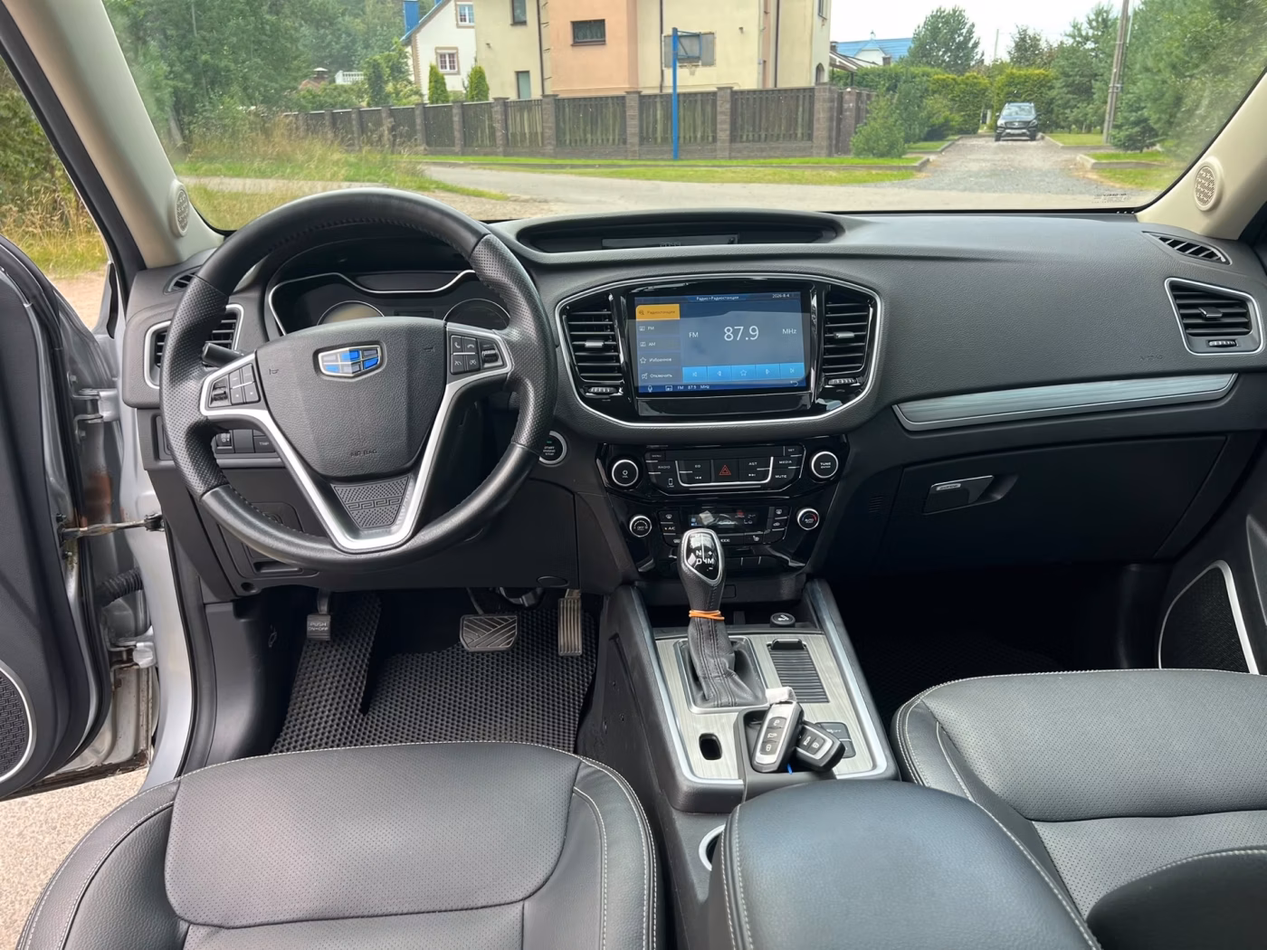 Geely Emgrand X7 фото 10