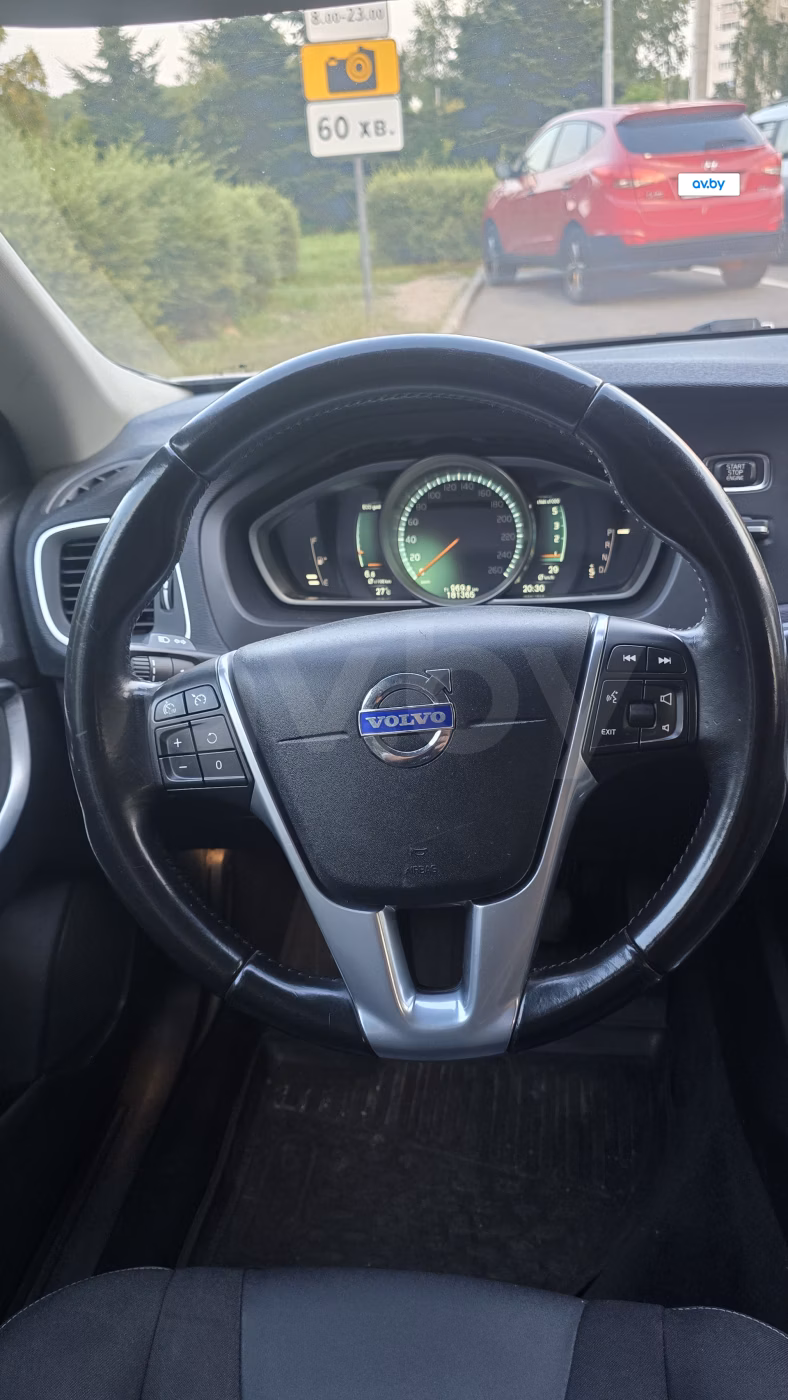 Volvo V40 фото 10