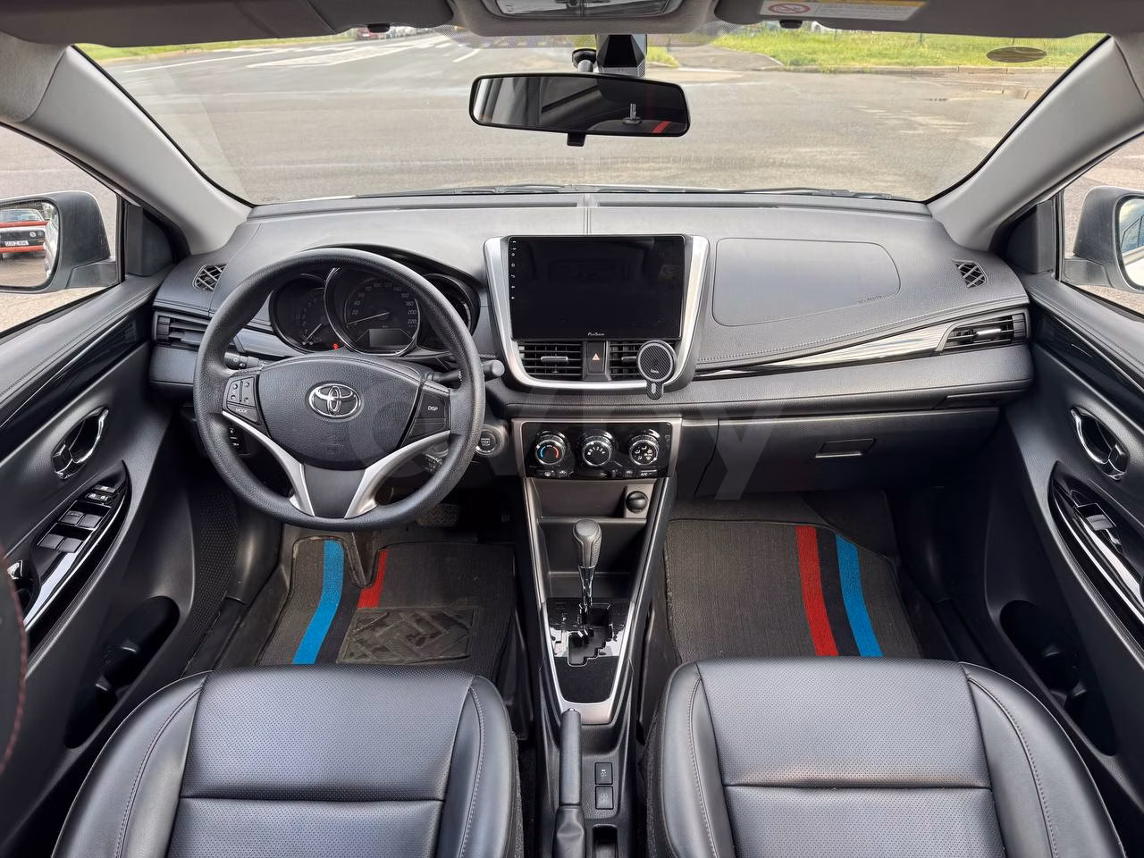 Toyota Yaris фото 8