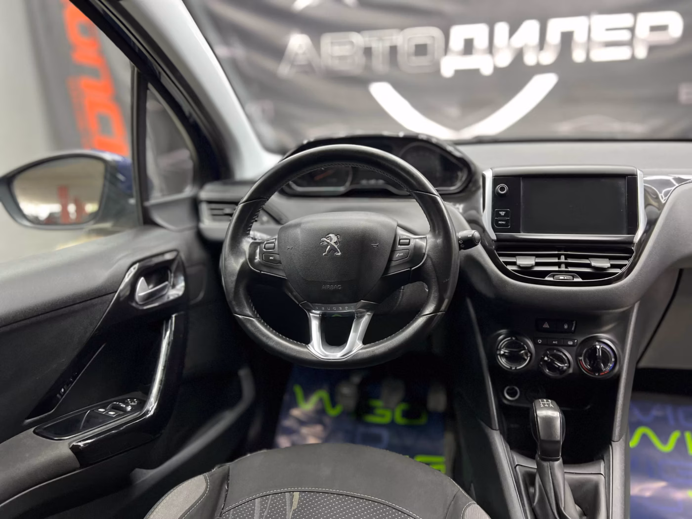Peugeot 208 фото 11