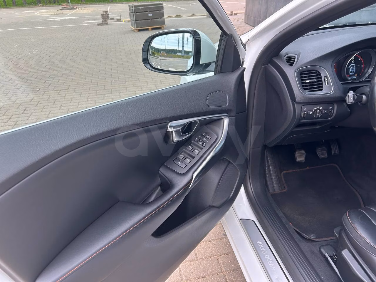 Volvo V40 фото 9