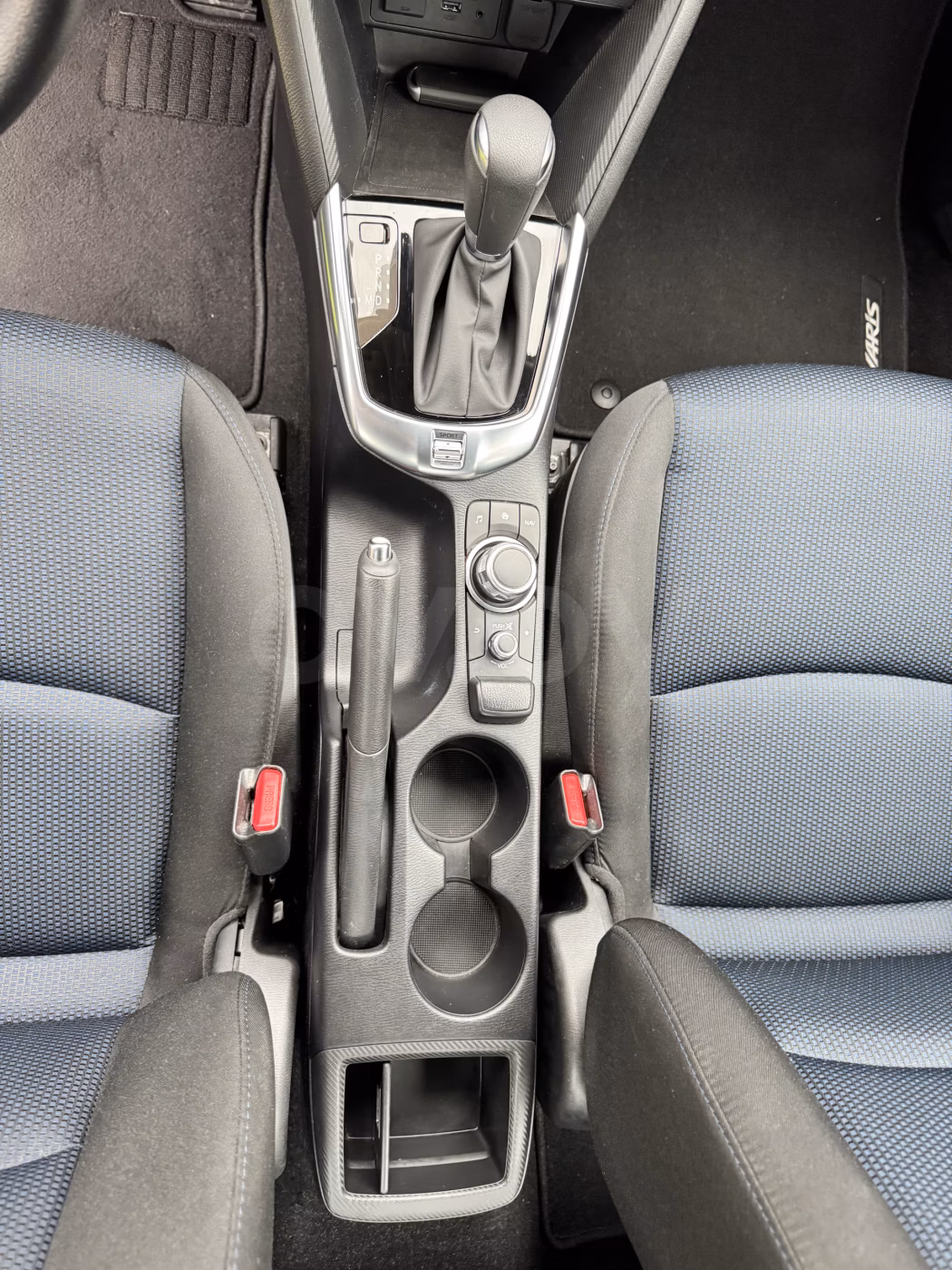 Toyota Yaris фото 12