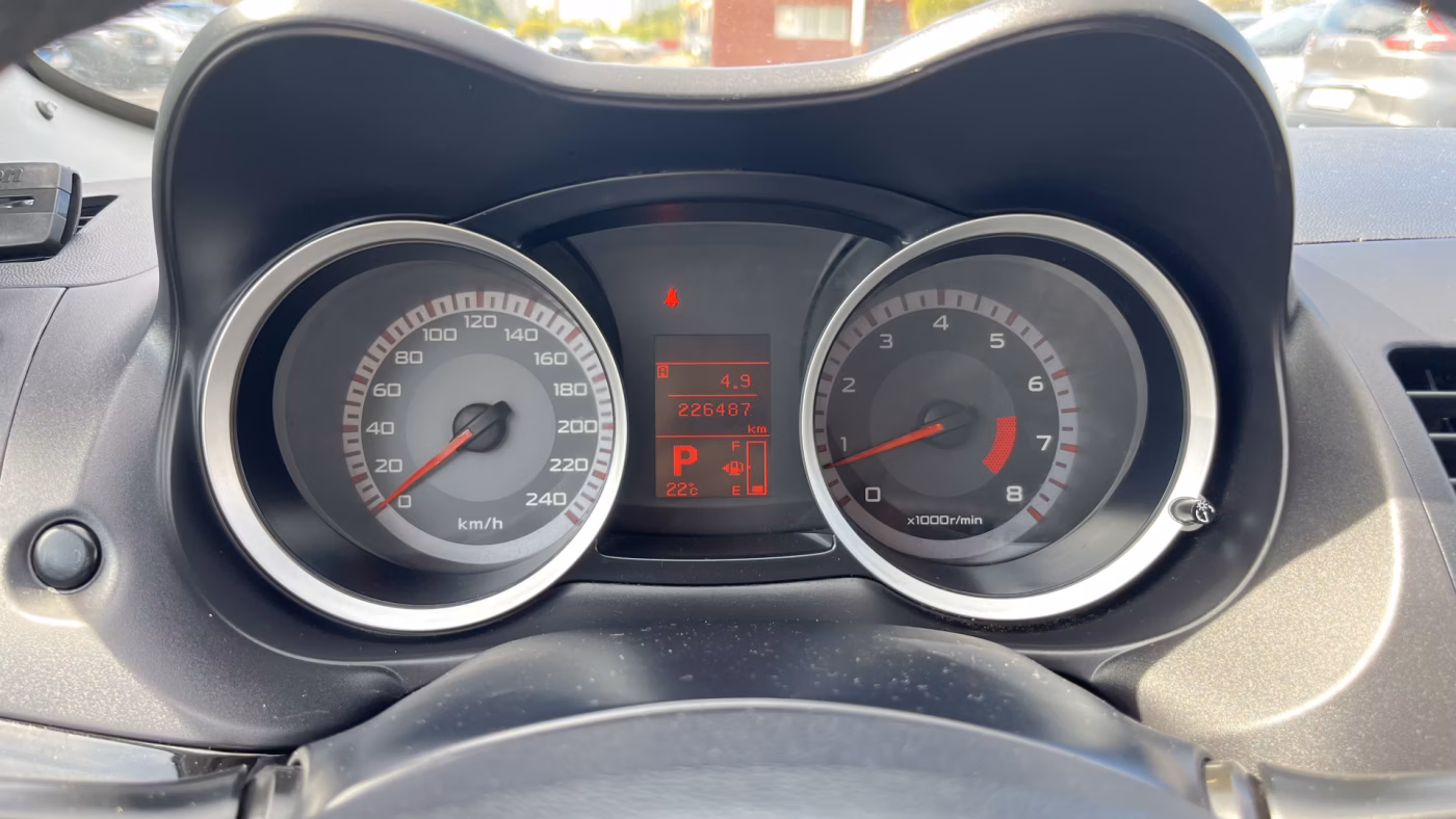 Mitsubishi Lancer фото 8