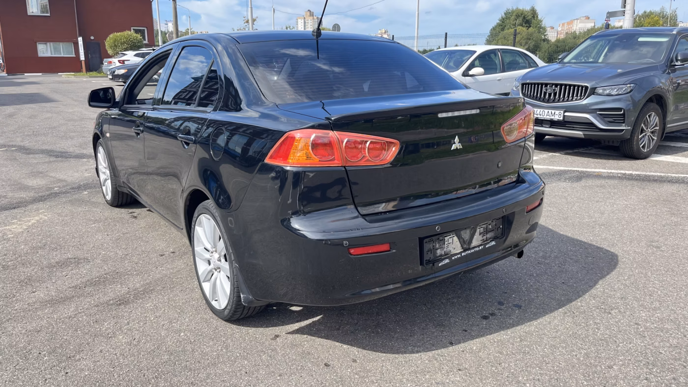 Mitsubishi Lancer фото 3