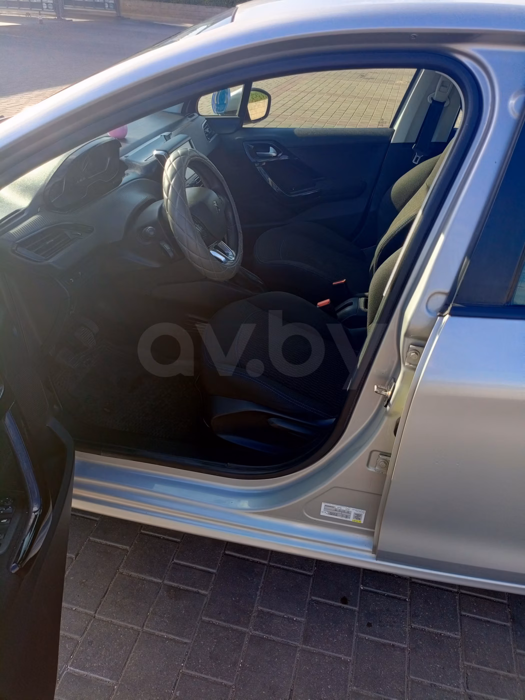 Peugeot 208 фото 9