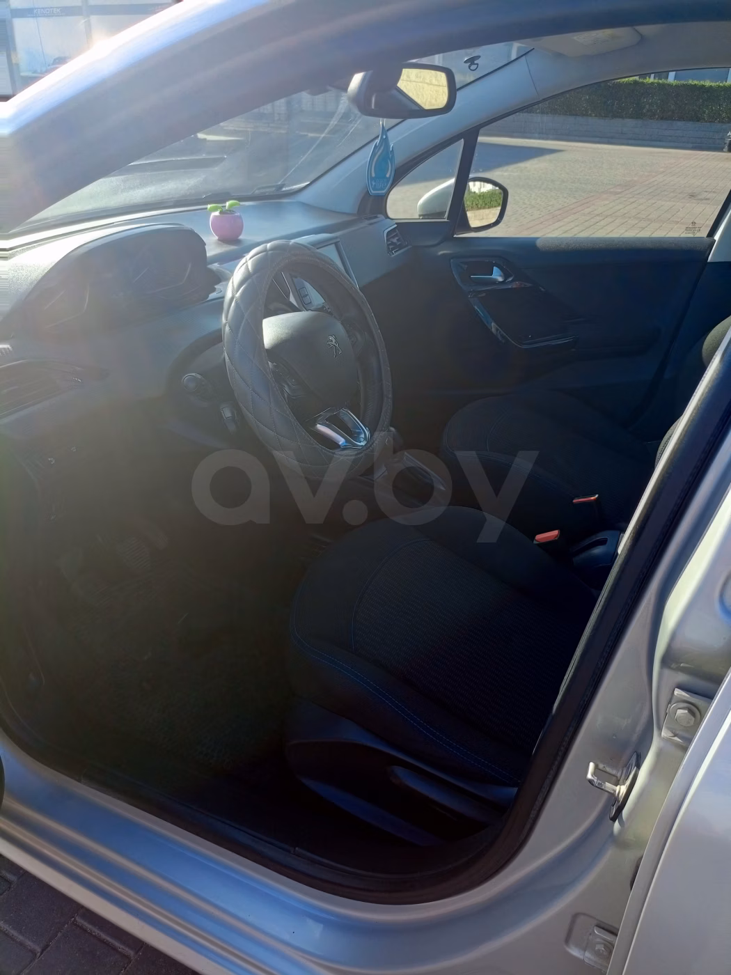 Peugeot 208 фото 7