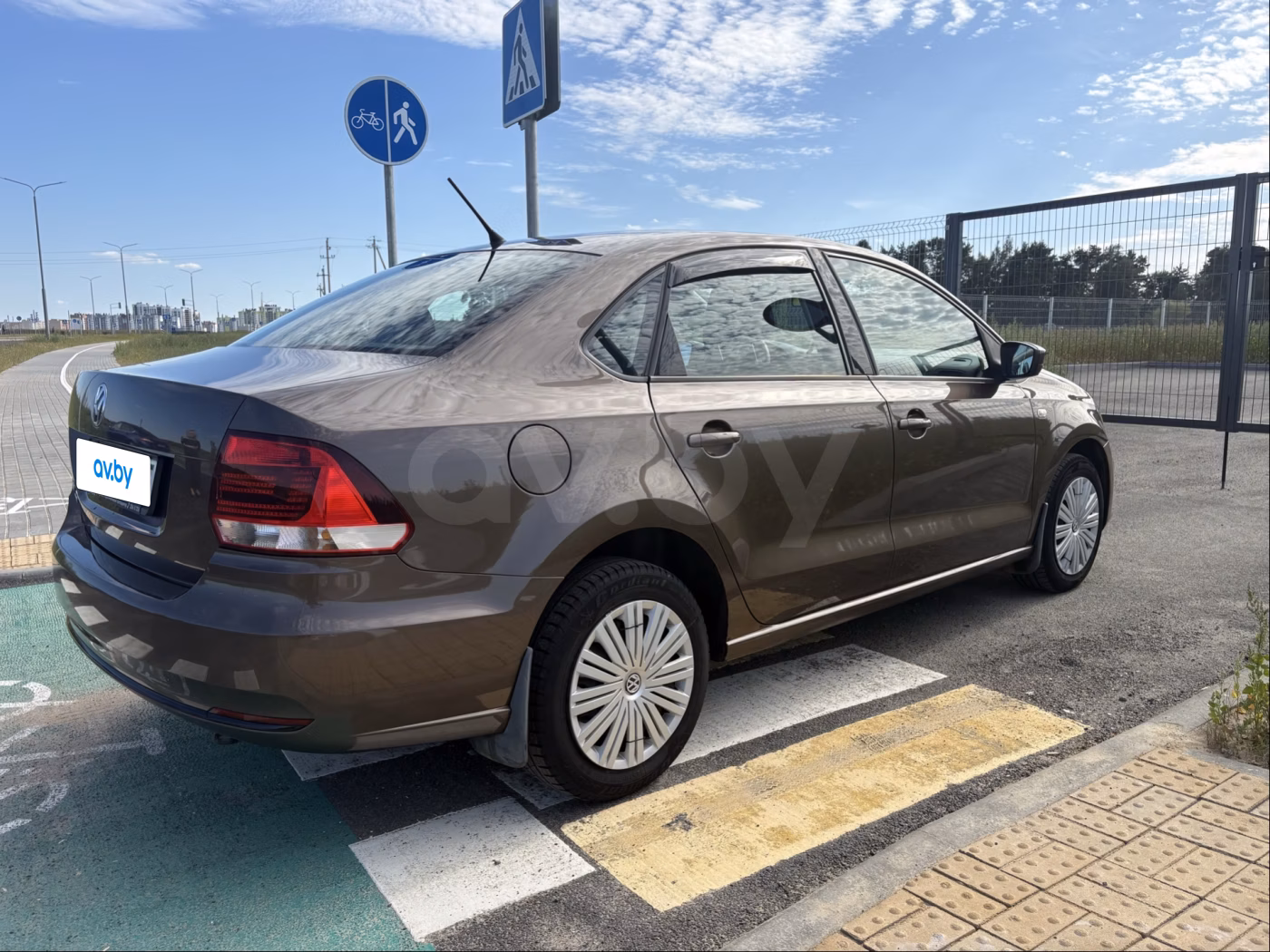 Volkswagen Polo Sedan фото 2
