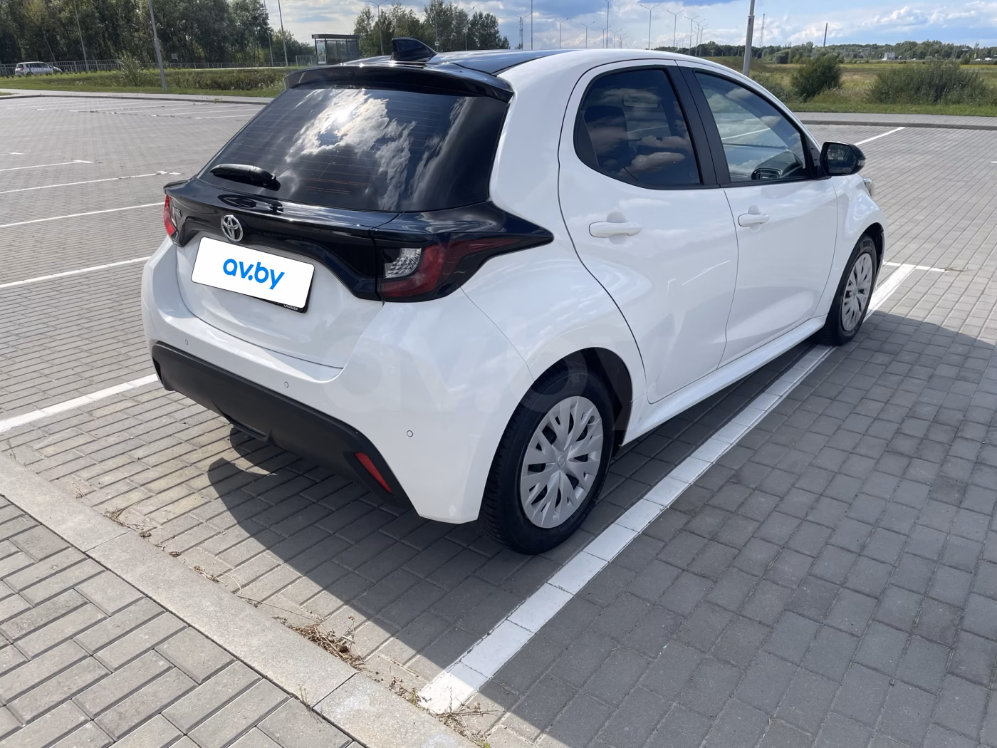 Toyota Yaris фото 2