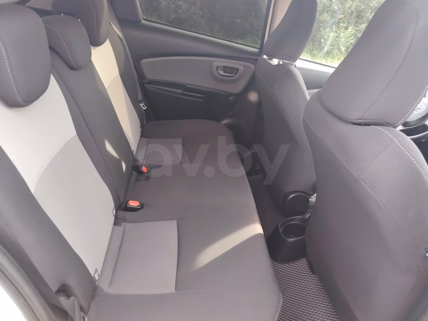Toyota Yaris фото 17