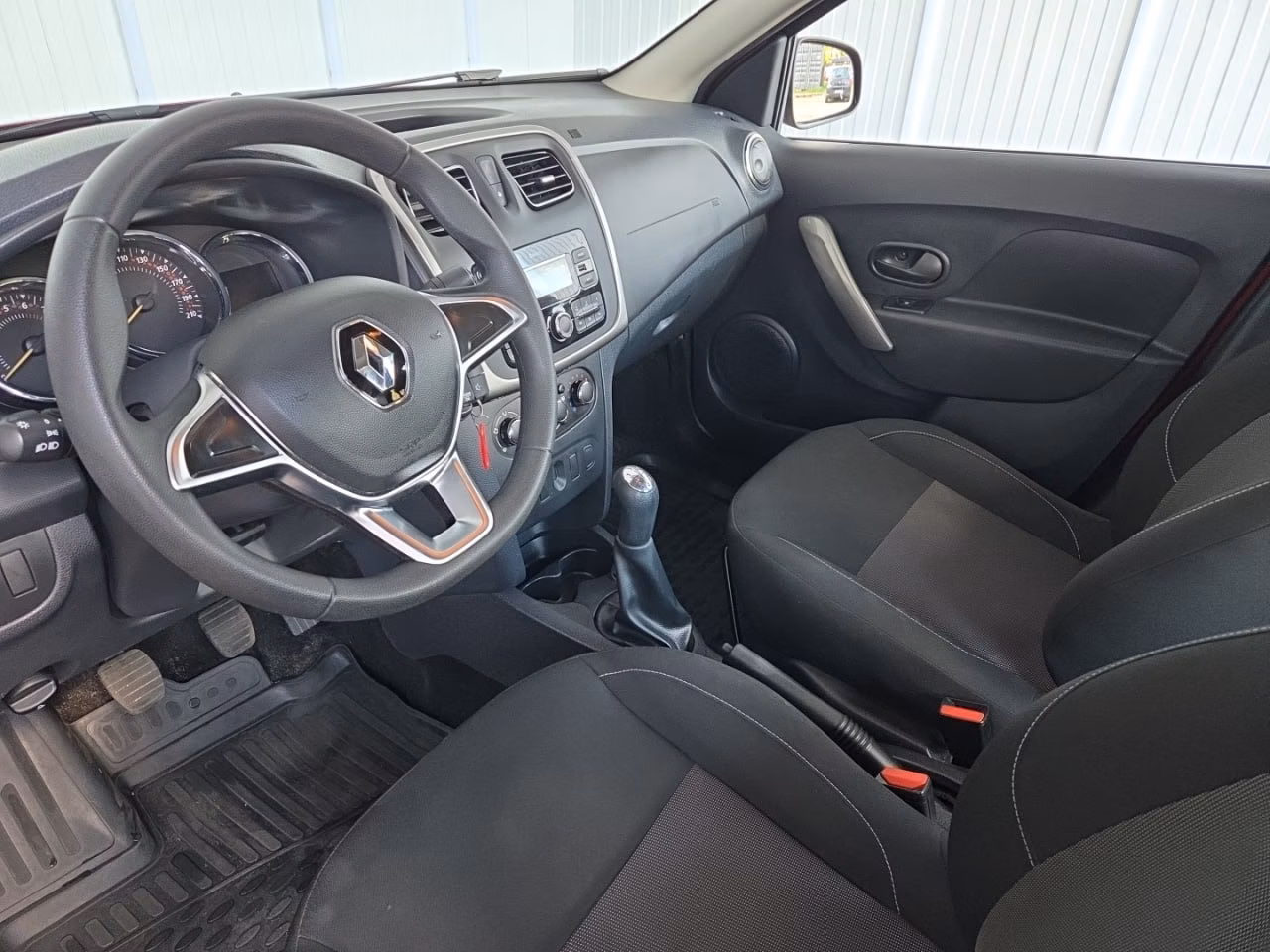 Renault Logan Stepway фото 11
