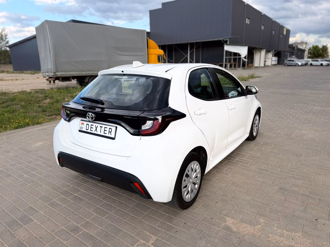Toyota Yaris фото 8