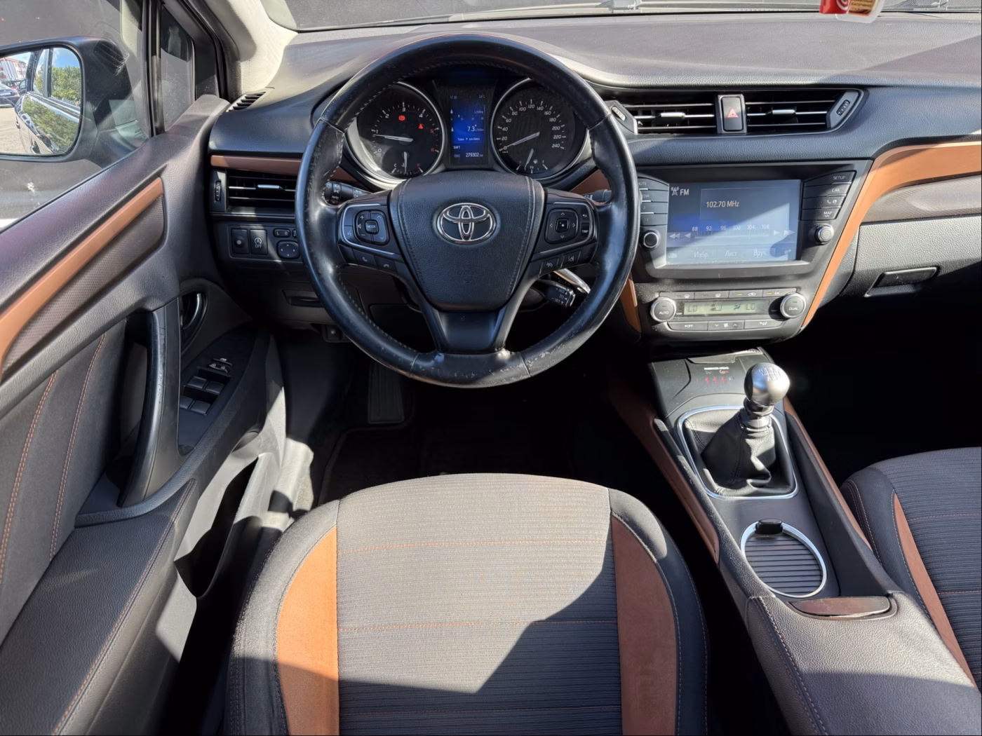 Toyota Avensis фото 10