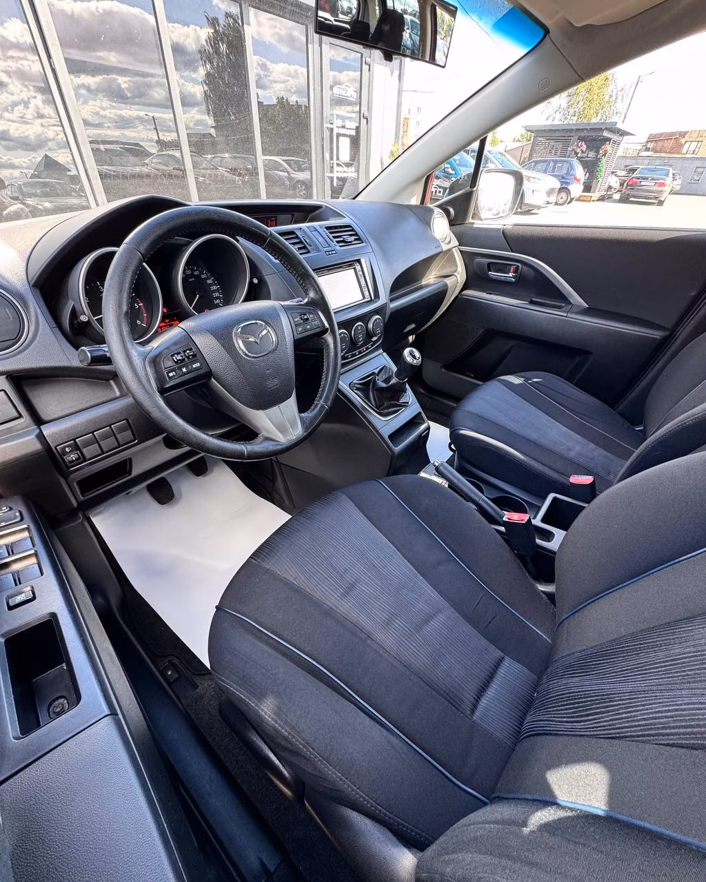 Mazda 5 фото 10