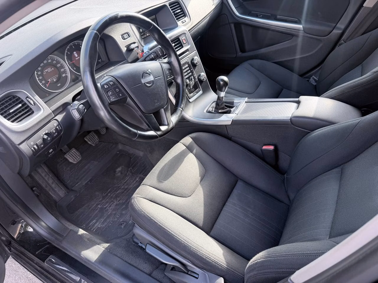 Volvo V60 фото 8