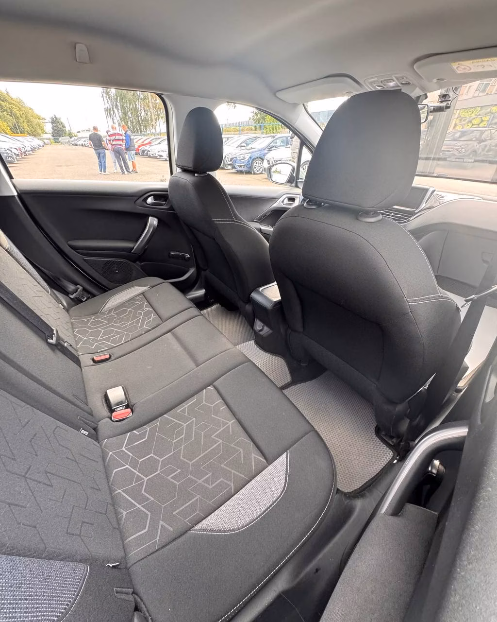 Peugeot 2008 фото 12