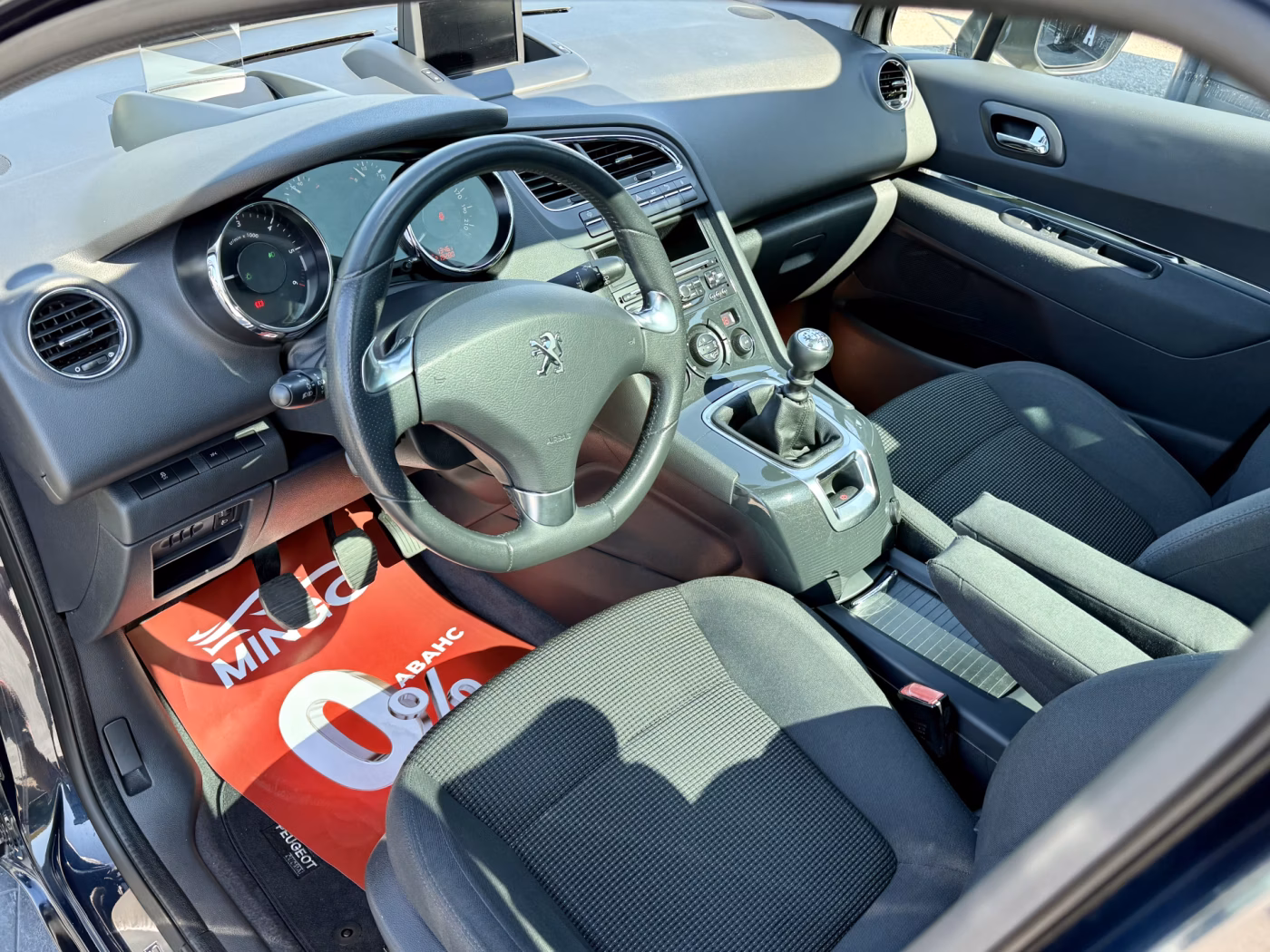Peugeot 5008 фото 15