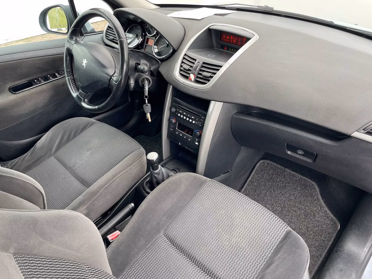 Peugeot 207 фото 11