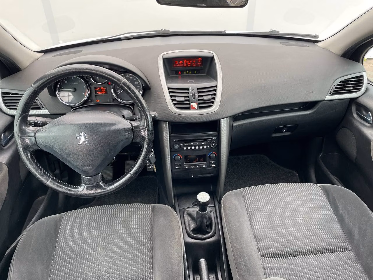 Peugeot 207 фото 9