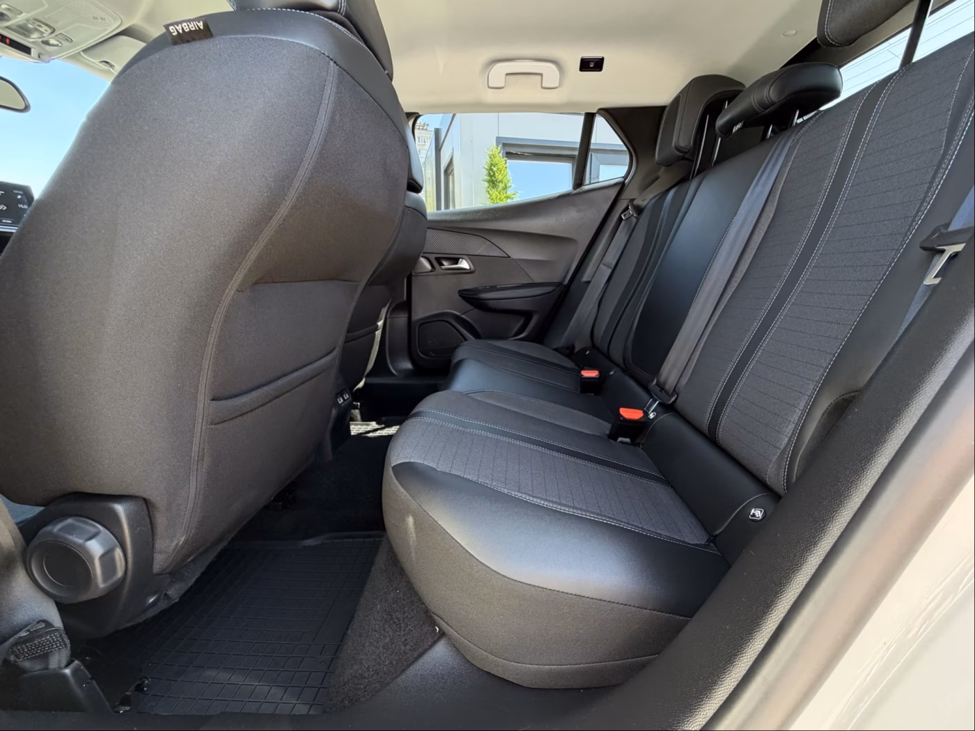 Peugeot 2008 фото 11