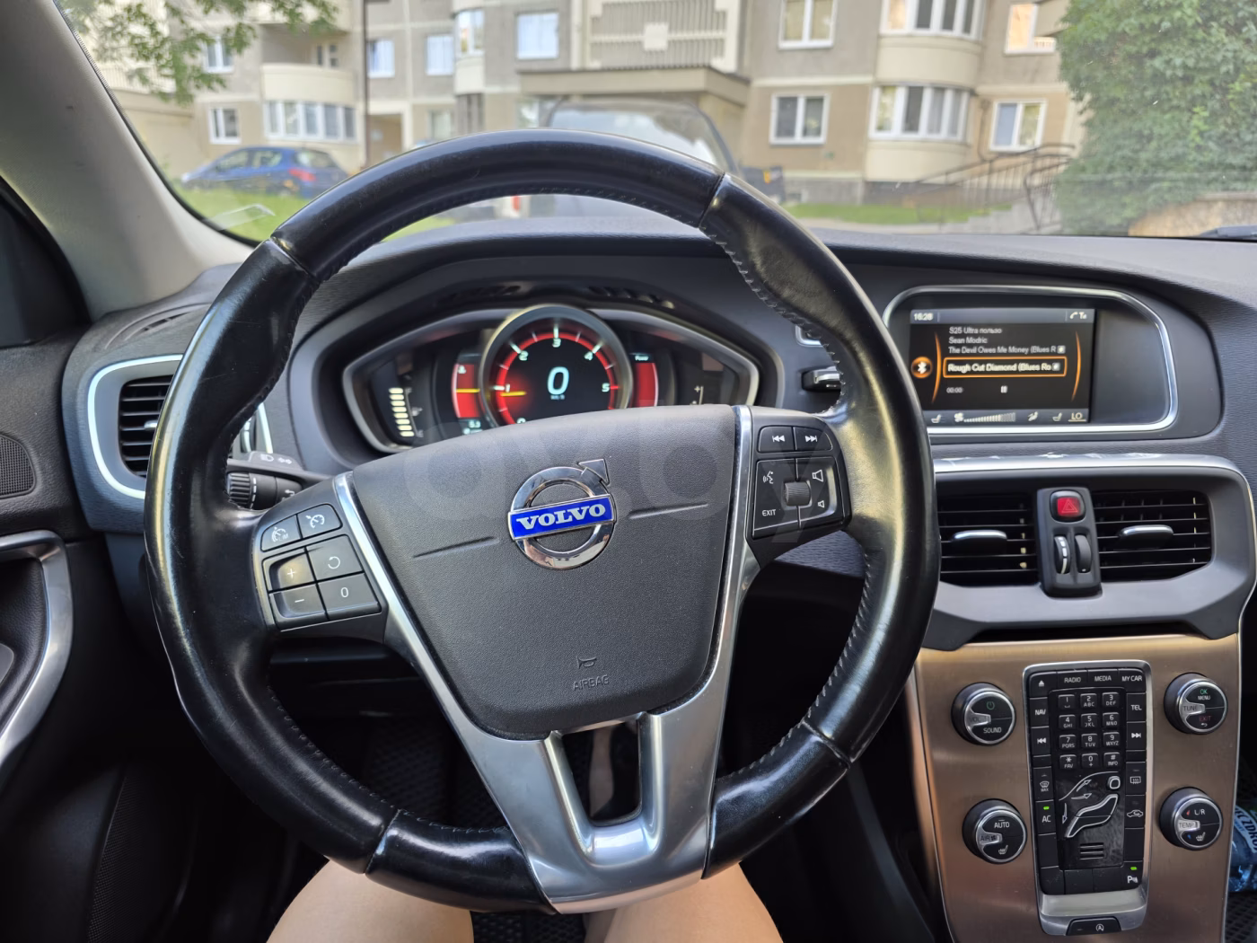 Volvo V40 Cross Country фото 7