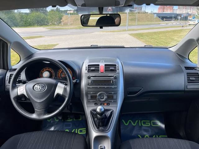 Toyota Auris фото 12