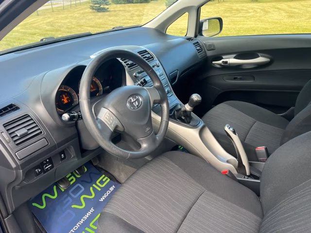 Toyota Auris фото 9