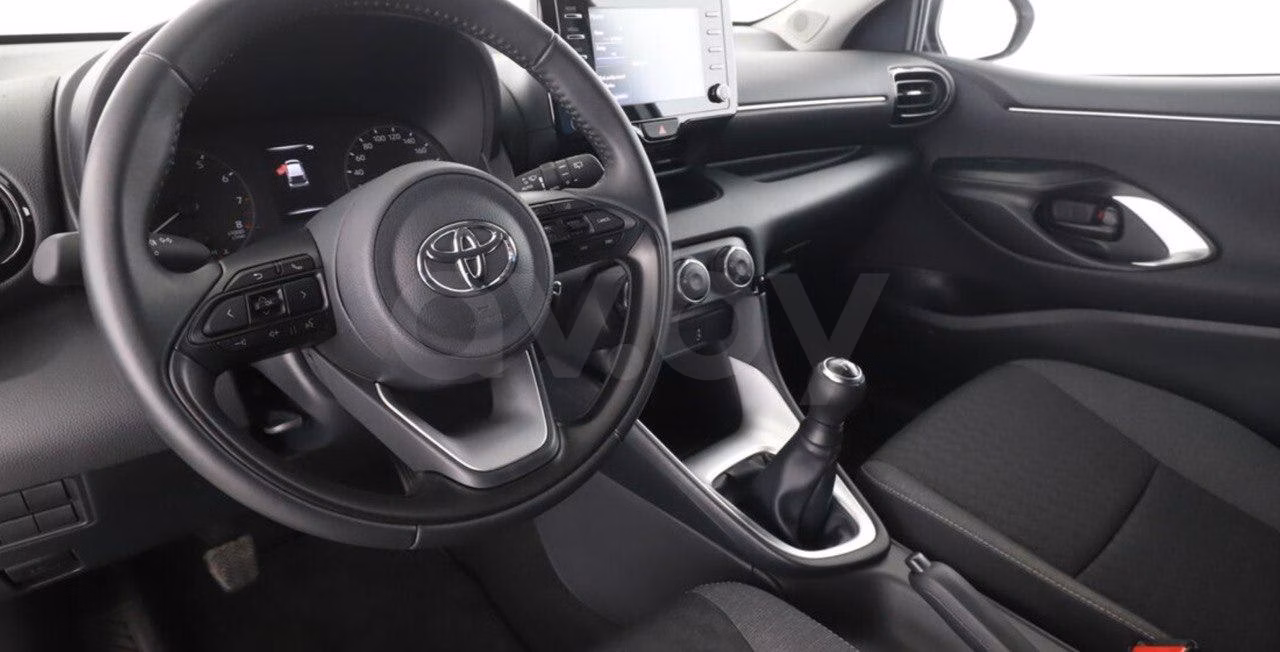 Toyota Yaris фото 2