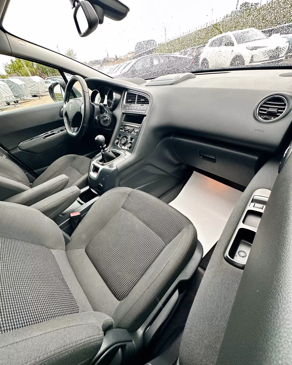 Peugeot 5008 фото 10