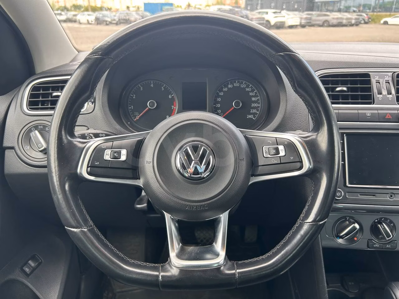 Volkswagen Polo Sedan фото 9