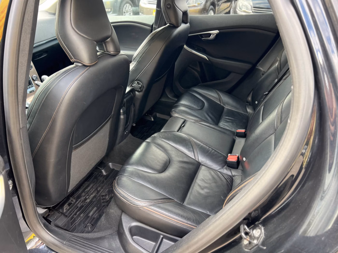 Volvo V40 Cross Country фото 15