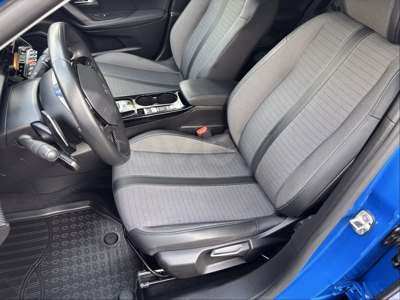 Peugeot 2008 фото 15