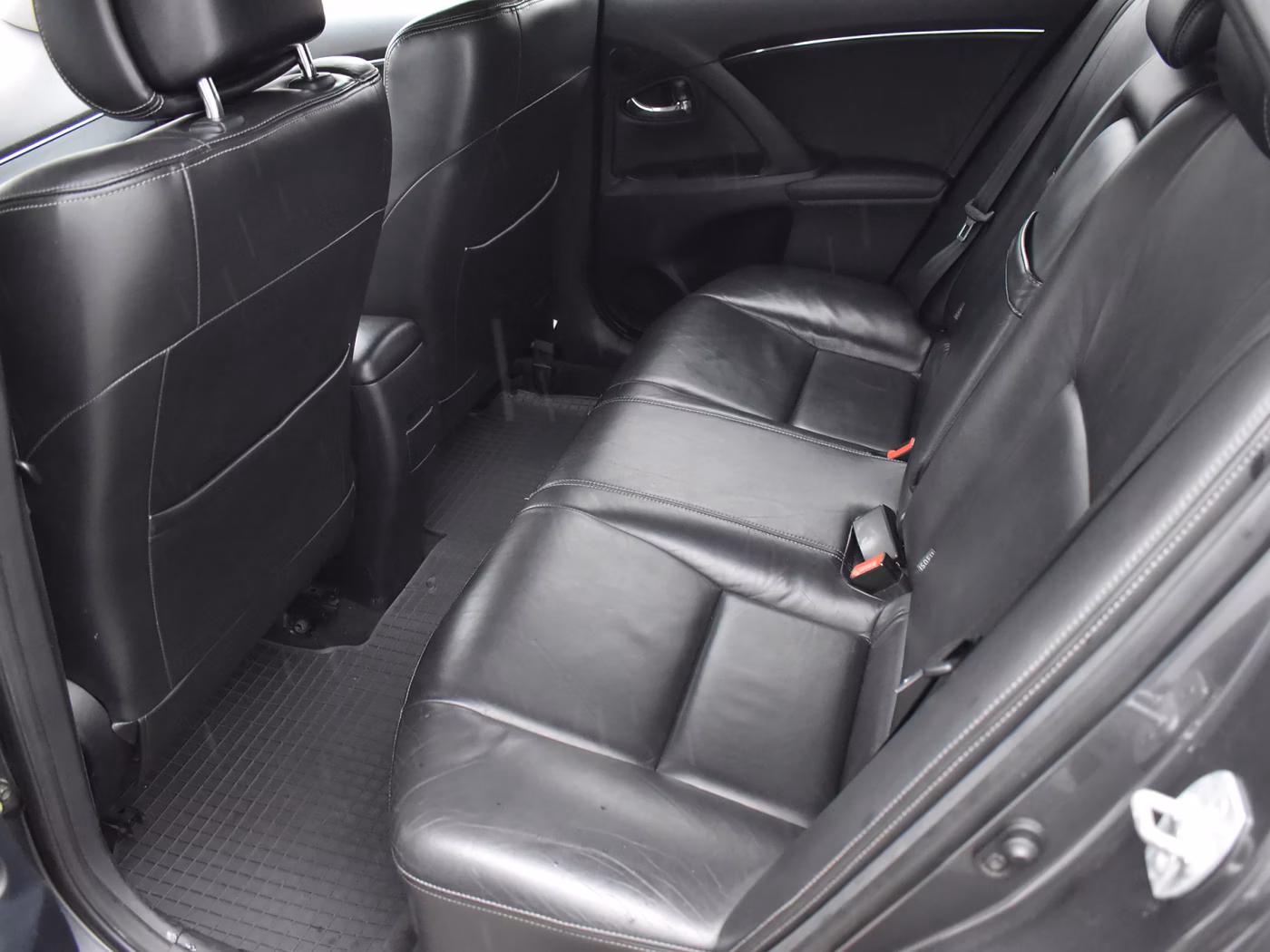 Toyota Avensis фото 12