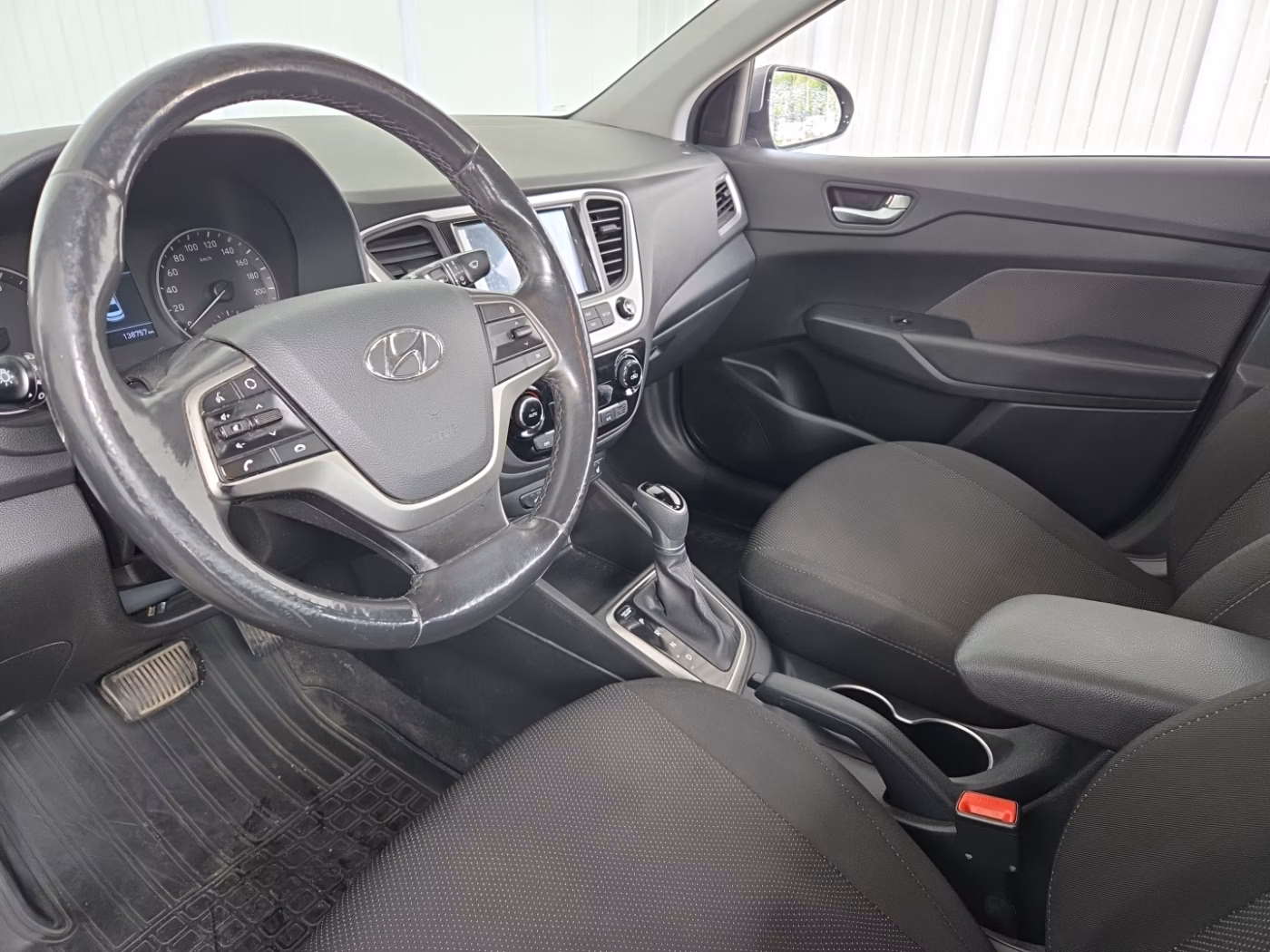 Hyundai Accent фото 12