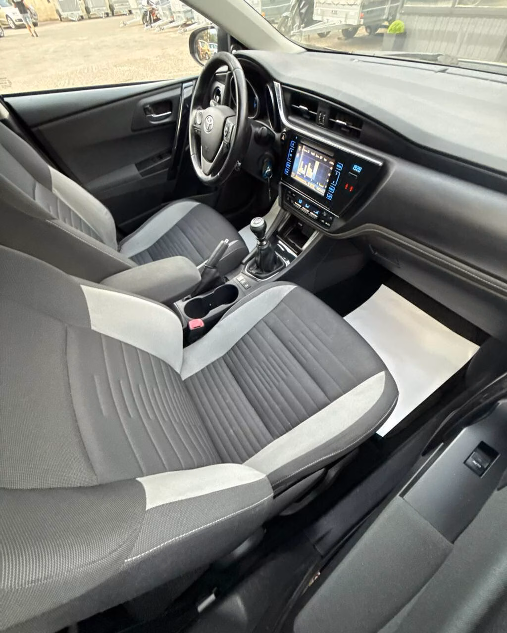 Toyota Auris фото 12