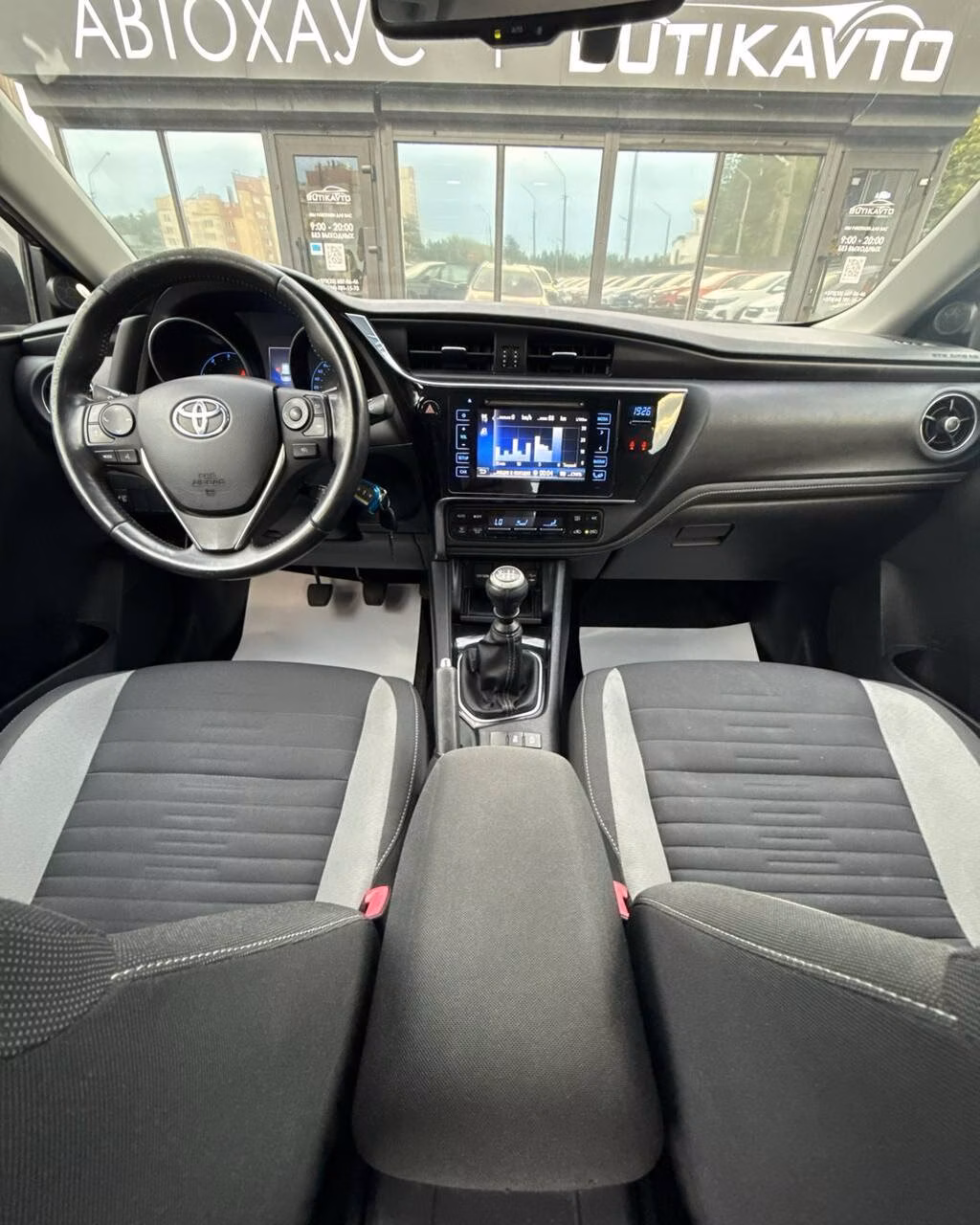 Toyota Auris фото 7