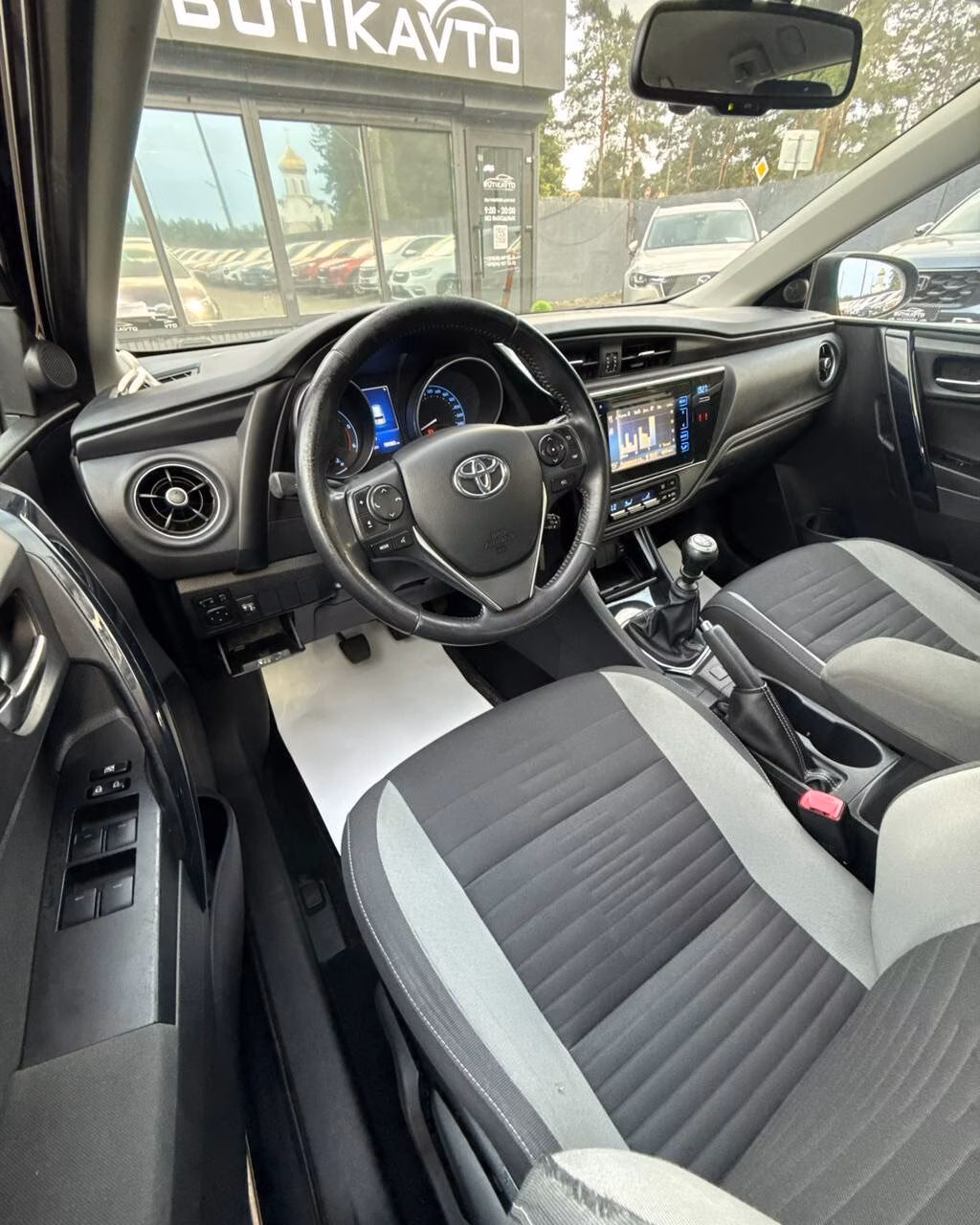 Toyota Auris фото 8