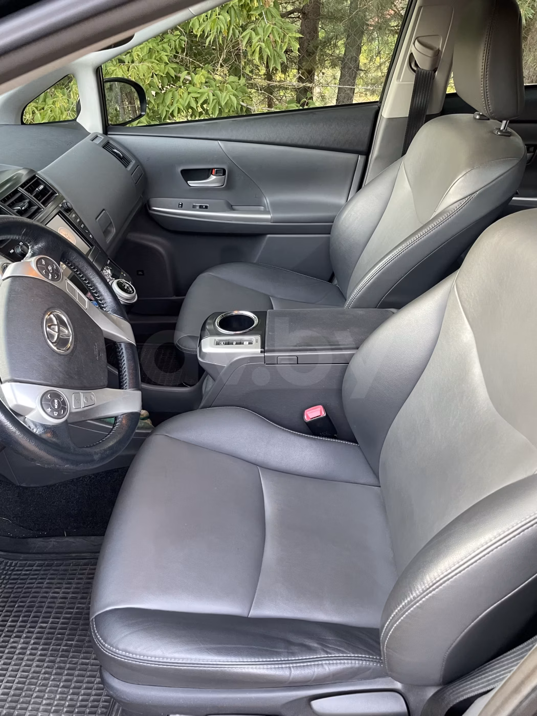 Toyota Prius V(+) фото 5
