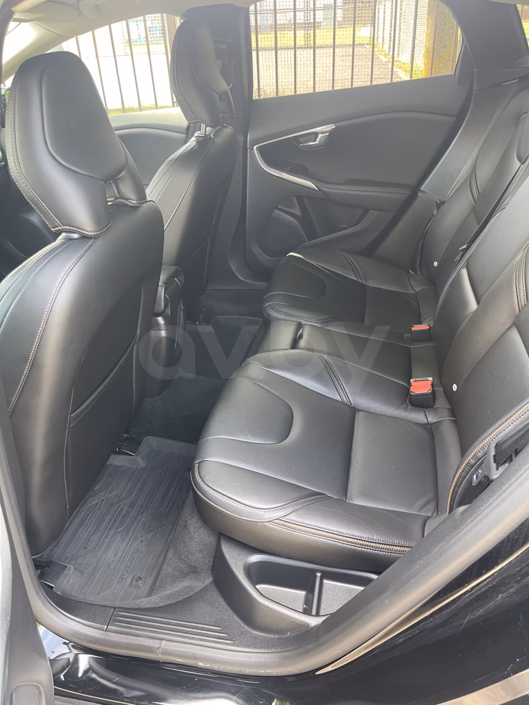 Volvo V40 Cross Country фото 18