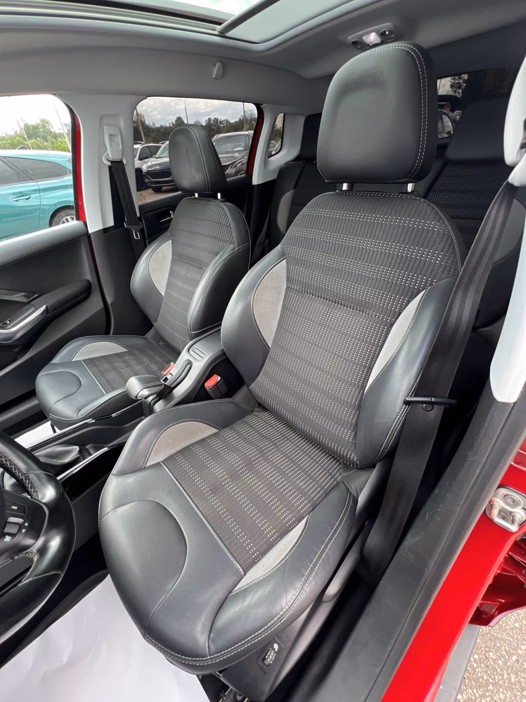 Peugeot 2008 фото 11