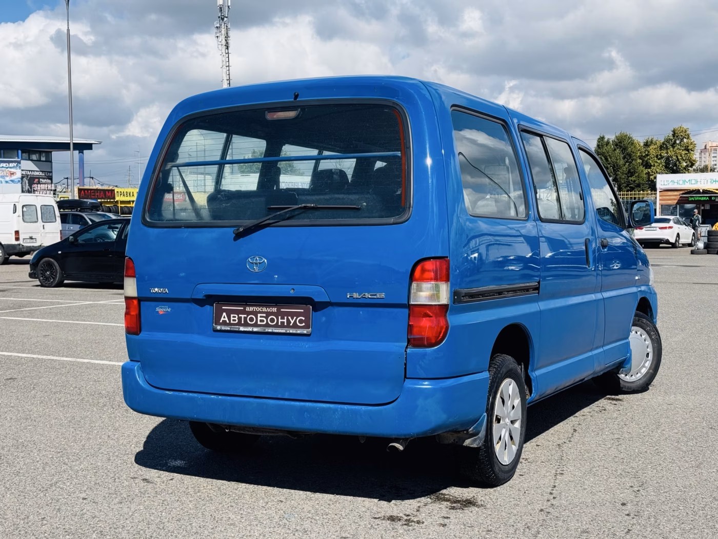 Toyota Hiace фото 2