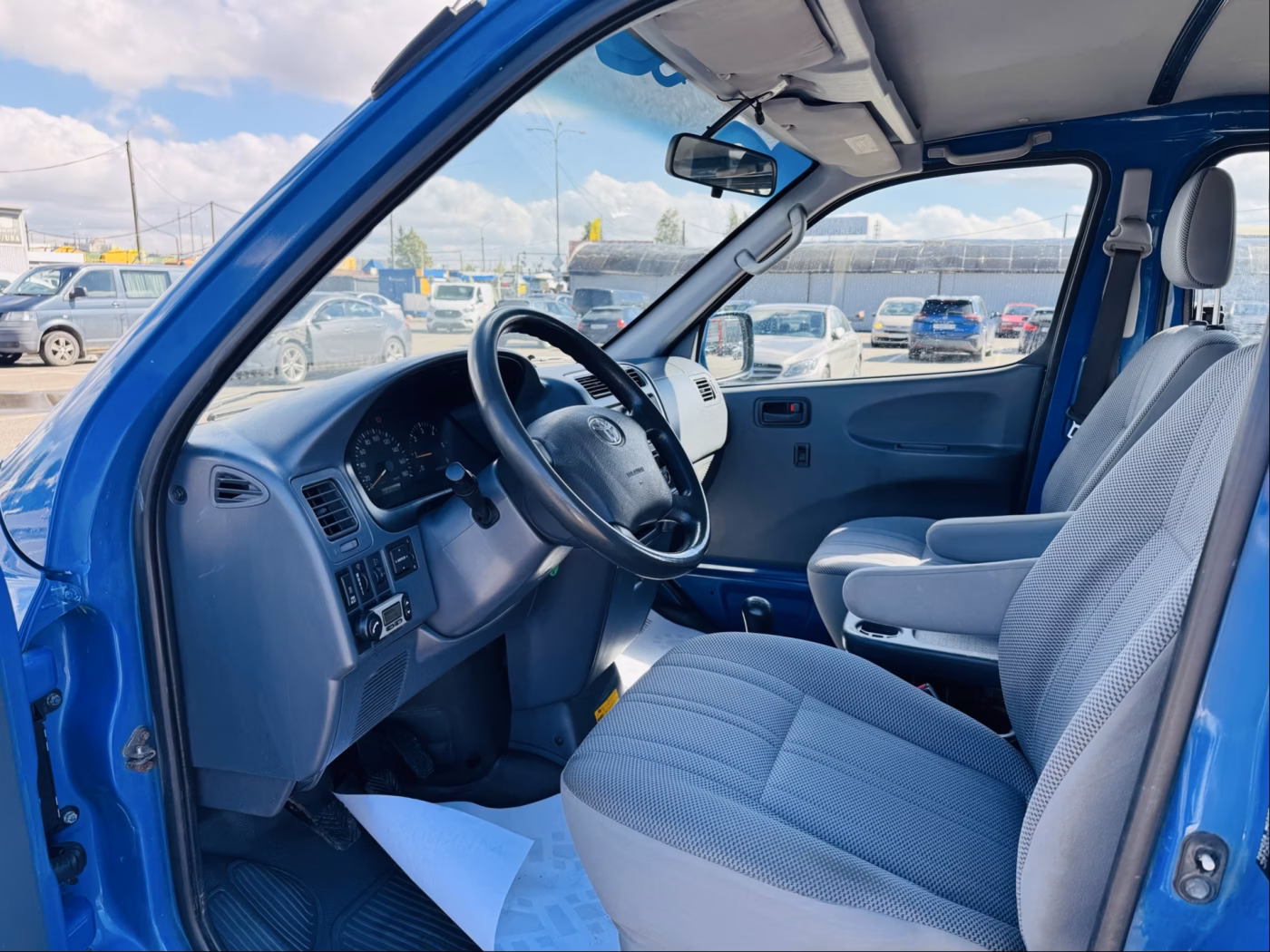 Toyota Hiace фото 5