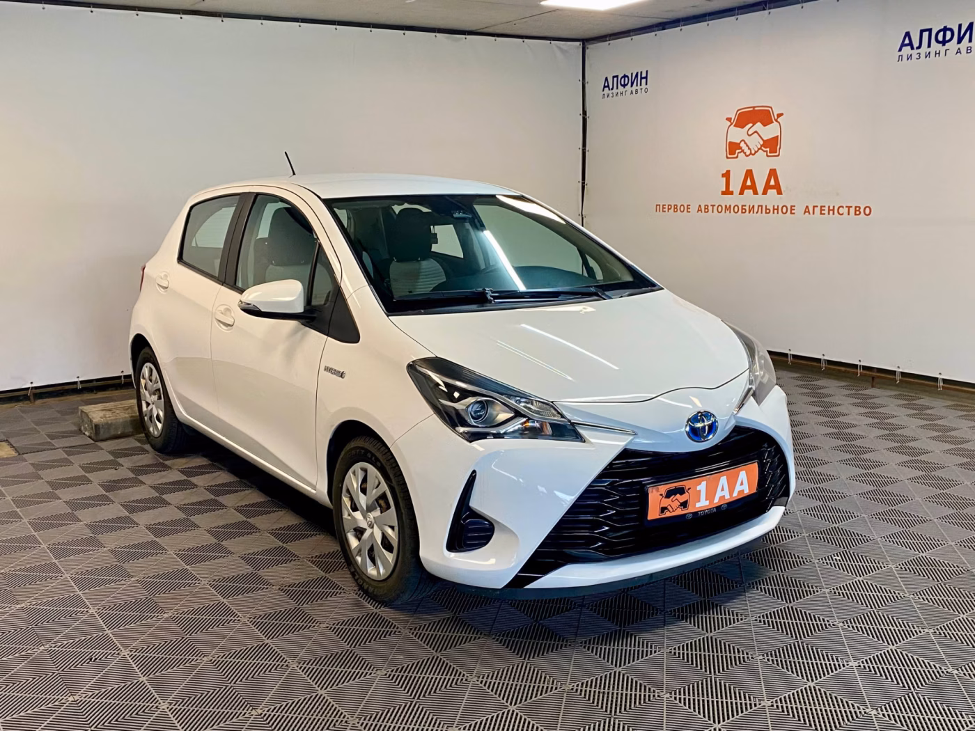 Toyota Yaris фото 2
