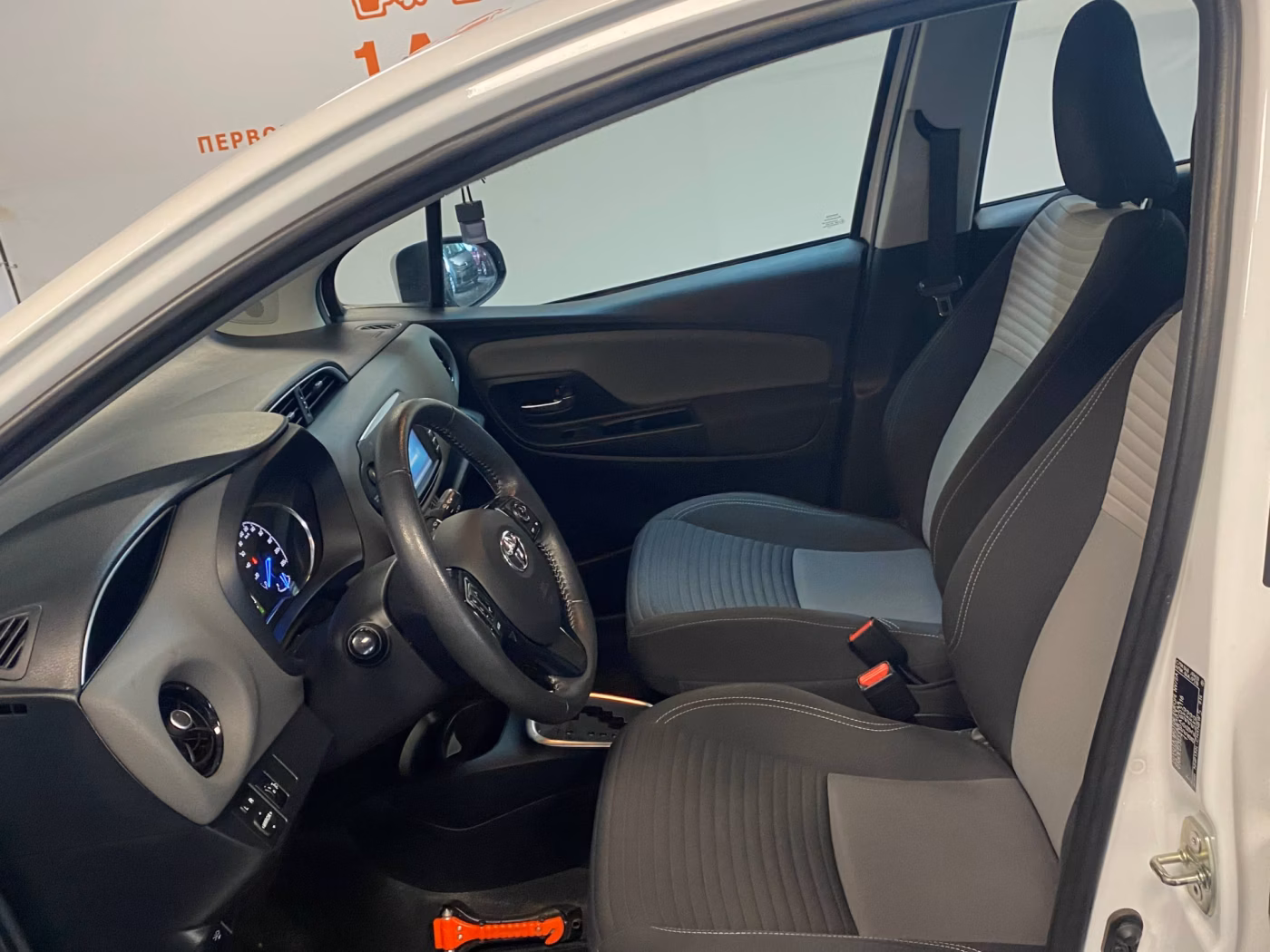 Toyota Yaris фото 5