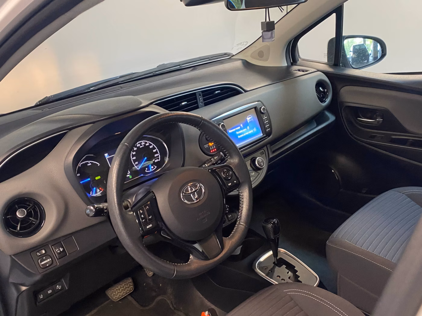 Toyota Yaris фото 7