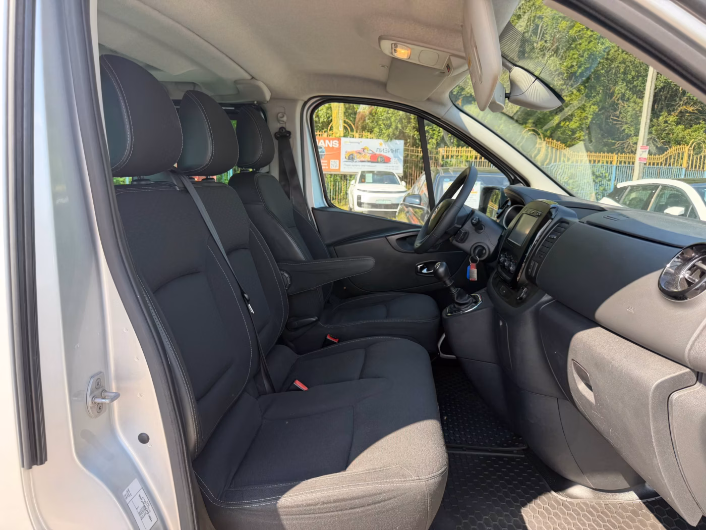 Opel Vivaro фото 17