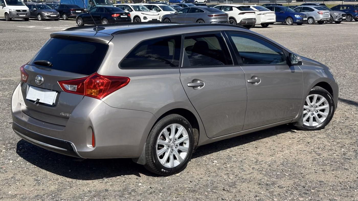 Toyota Auris фото 17