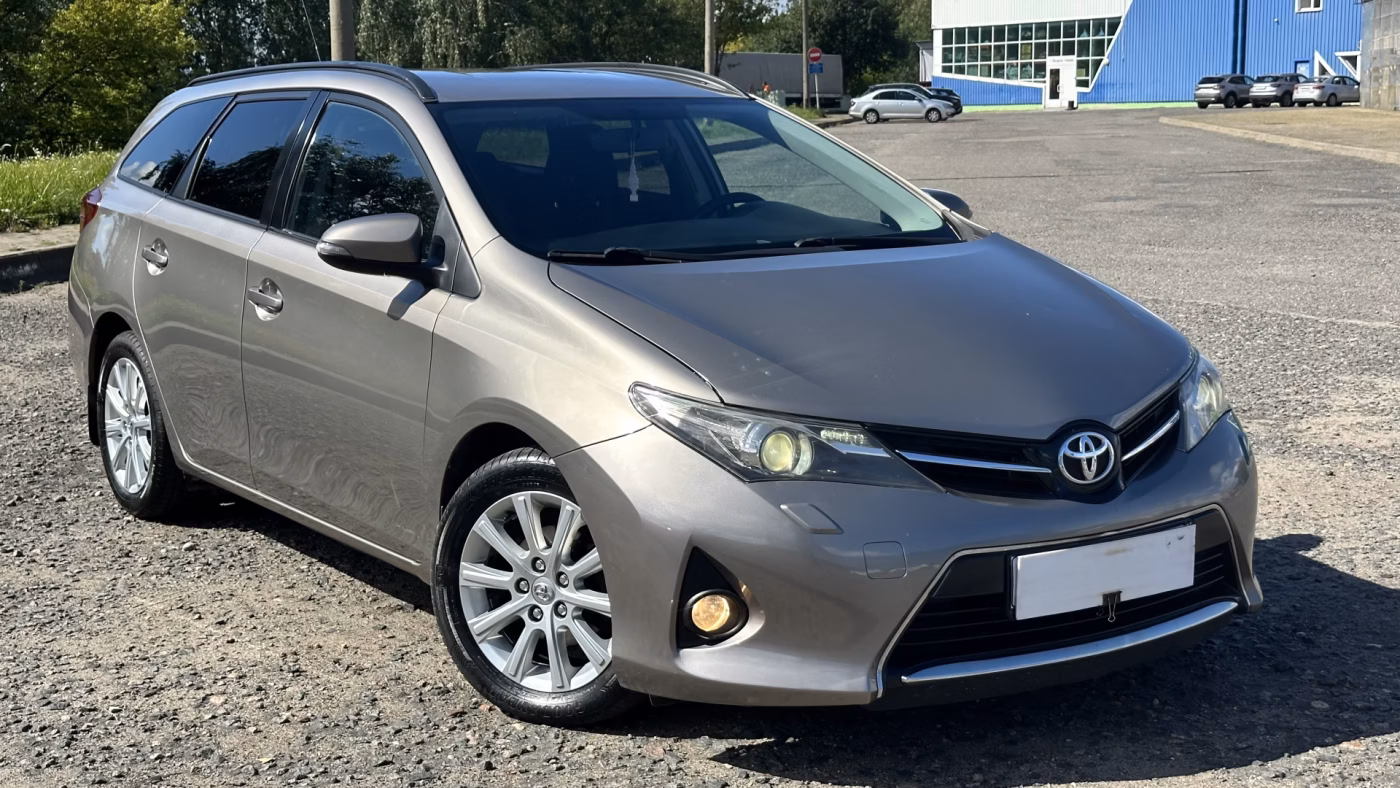 Toyota Auris фото 11