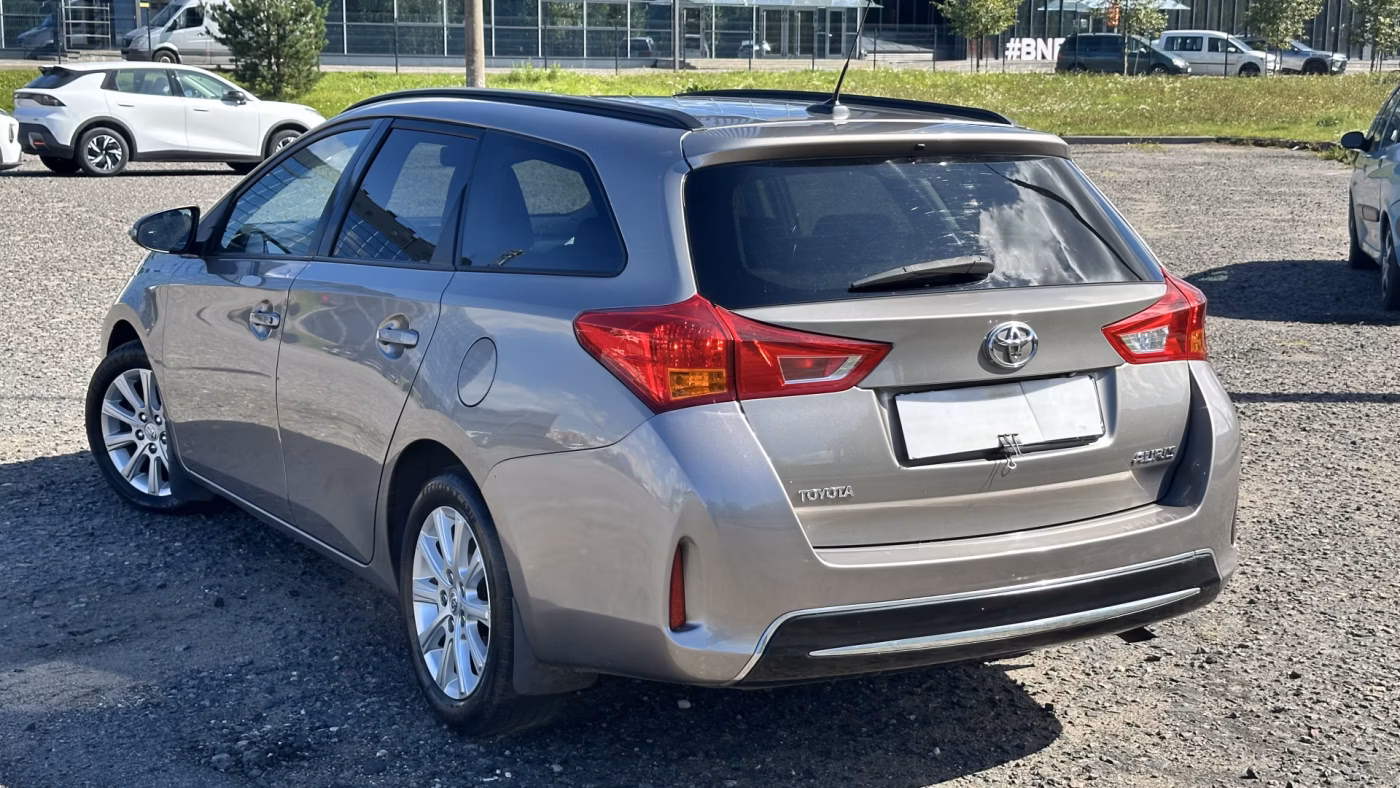 Toyota Auris фото 13