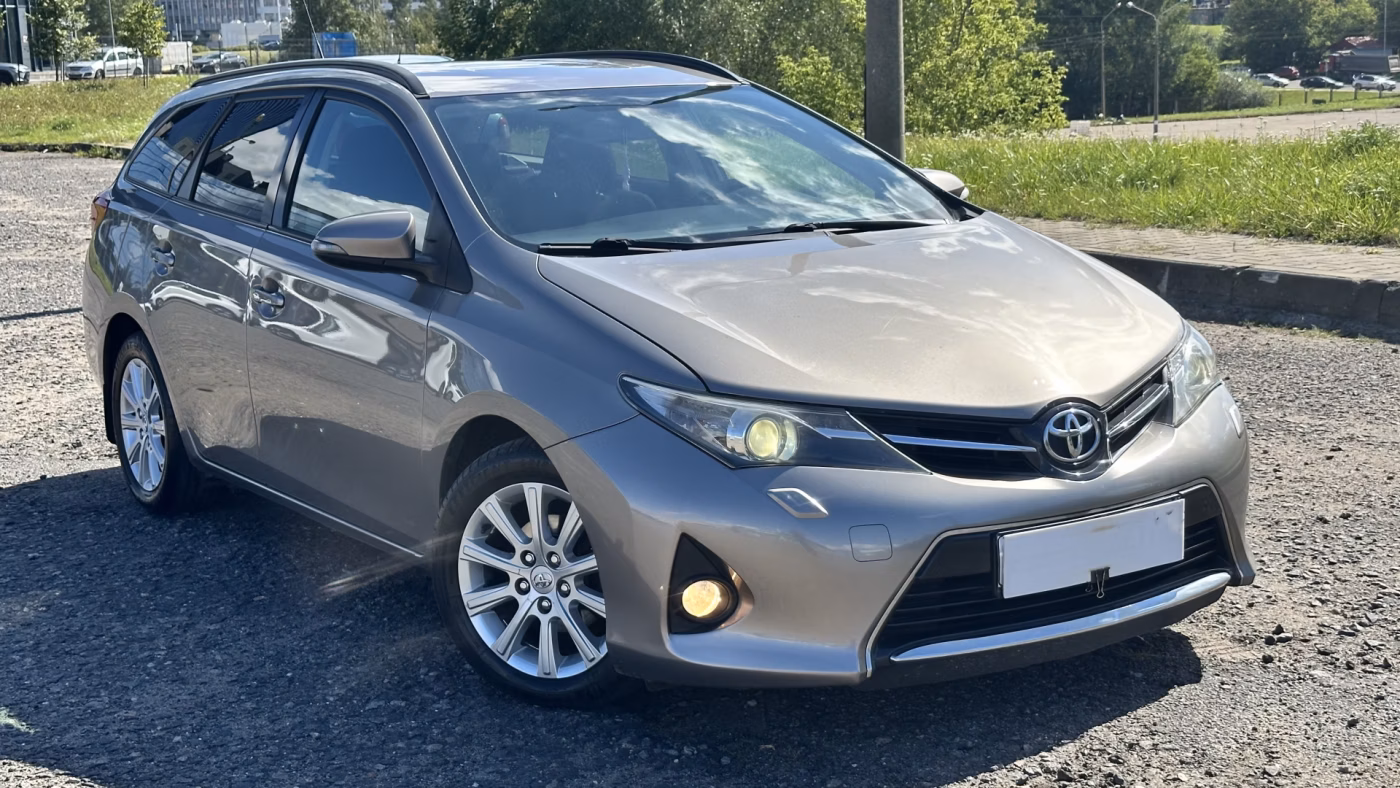Toyota Auris фото 2